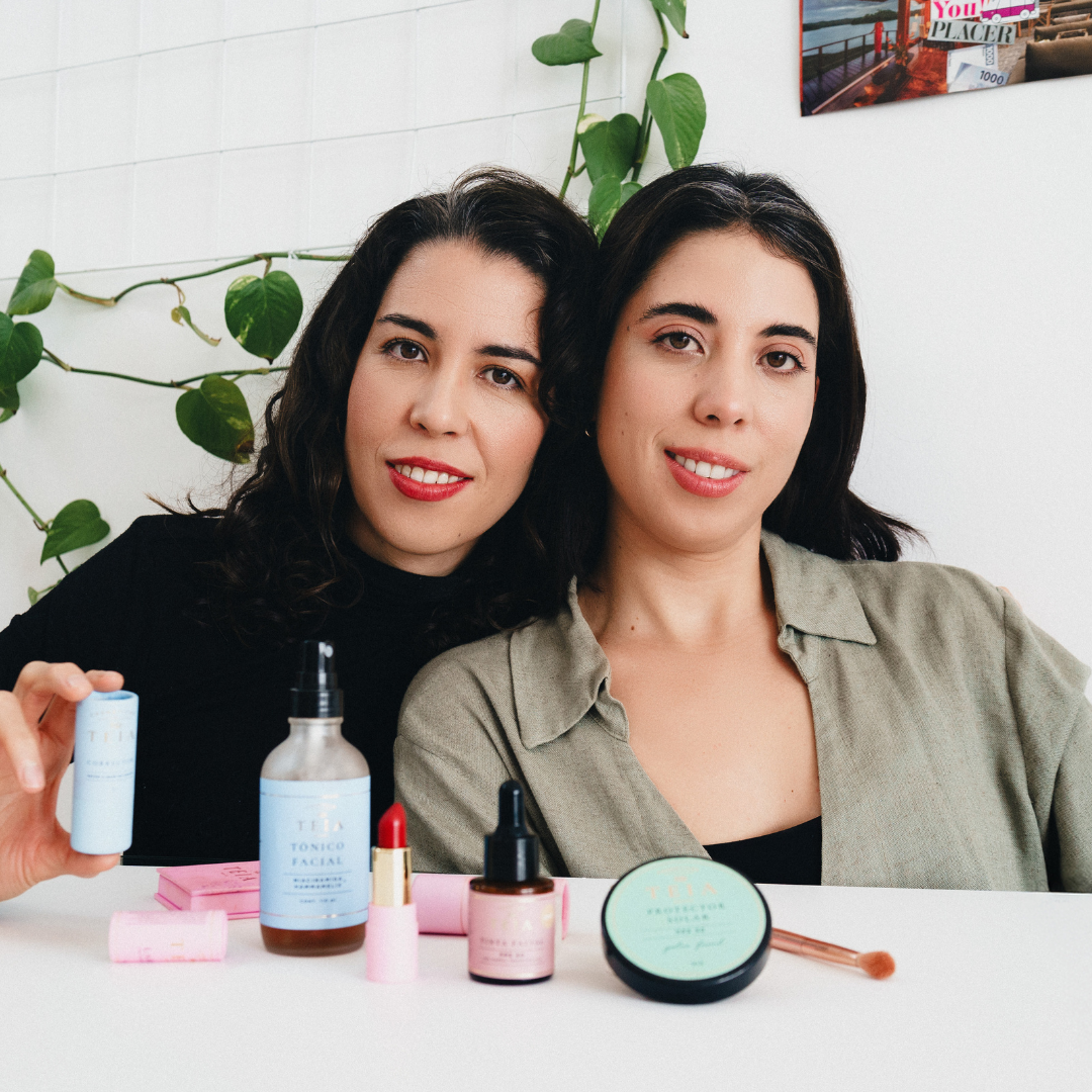 Fundadoras de TEIA elaborando fórmulas naturales