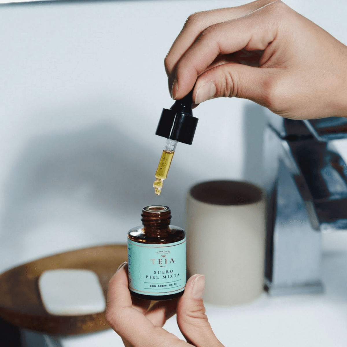 ¿Cómo usar aceites faciales veganos para hidratar la piel mixta sin saturar los poros? - TEIA