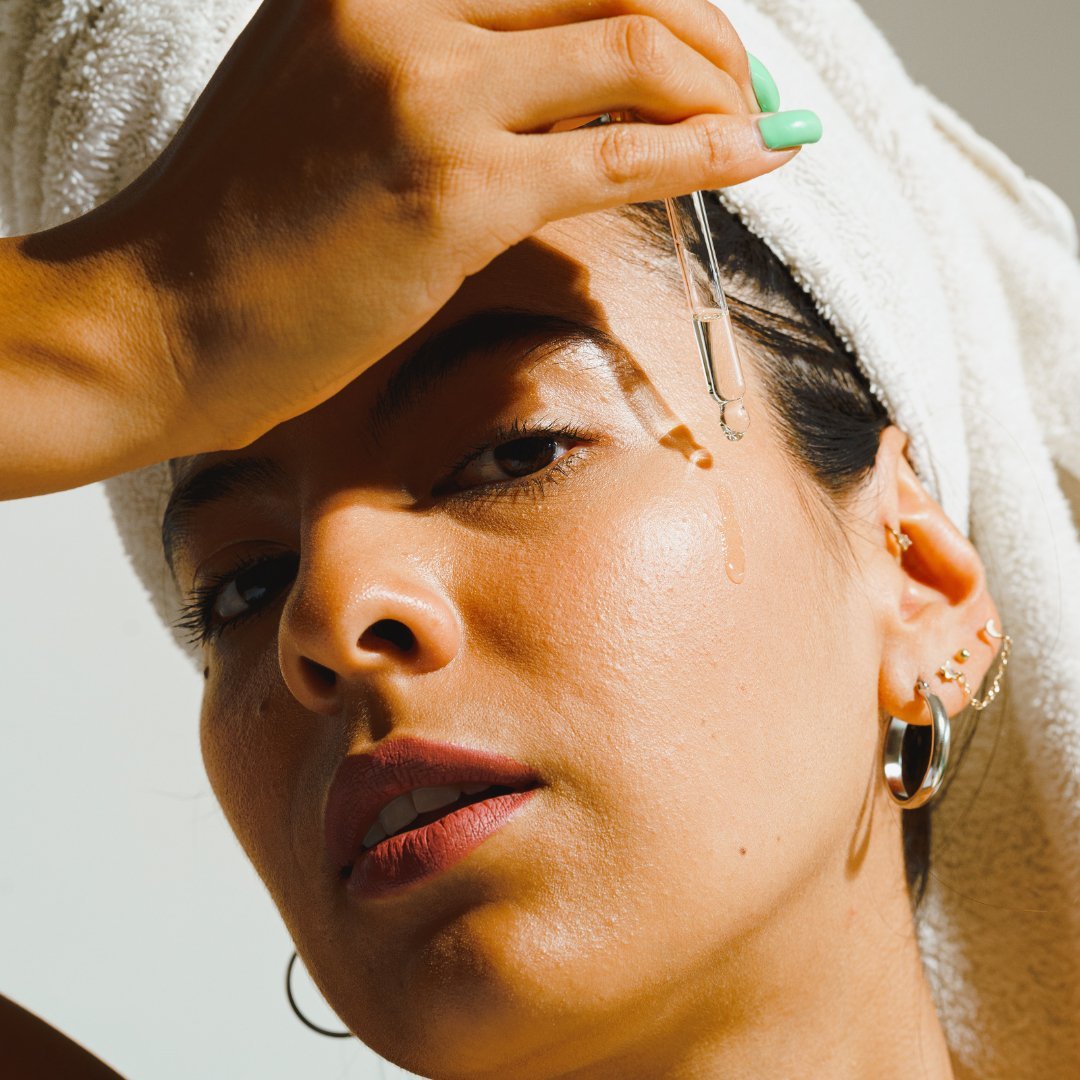Tips para piel grasa: cómo cuidar y equilibrar tu rostro - TEIA Cosméticos